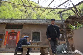 73岁老汉背一箱方便面，走3小时看望老伙计，看看中午咋招待图片