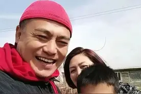 49岁黑子罕晒家人，妻子素颜出镜气质温婉，儿子一脸不高兴图片