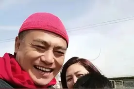 49岁黑子罕晒家人，妻子素颜出镜气质温婉，儿子一脸不高兴图片