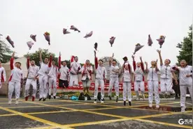 我们凯旋，你们加油！物理化学政治已考完 岛城首批考生提前结束高考图片