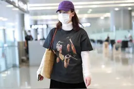 马思纯真不怕显胖！穿宽松T恤内搭堆领衫，身材太壮完全似路人图片