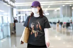 马思纯真不怕显胖！穿宽松T恤内搭堆领衫，身材太壮完全似路人图片