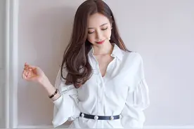 坐在床头，撩起头发，静静的看着你图片