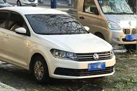 “冰雹桑塔纳”库存成灾，商家1万痛心甩卖，车贩子排队收购图片