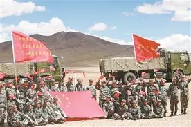 天路上的汽车兵图片