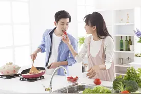 和男友同居三个月，我才看清：男人的坏，都是惯的图片