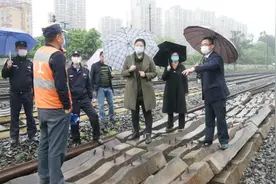 市委政法委副书记黄燕指导翠屏区铁路沿线安全隐患大排查工作图片