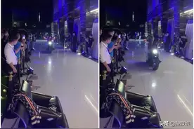 骑着摩托出席活动？杨坤真是放下天王包袱了 你看现场他多受欢迎图片