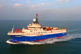 加拿大海域出现一艘满是雷达的巨舰，究竟是什么来头？图片