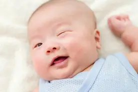 孩子睡着了为啥会"偷笑"？可能是这几个原因，妈妈早知早受益图片