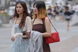 看街拍 识包包：9组闺蜜逛街 都背什么包？图片