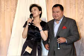 杨澜与老公太腻歪！同框现身全程依偎，被200斤老公衬得好娇小图片