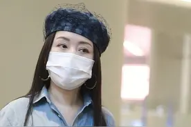 杨钰莹戴网纱帽配牛仔裙复古减龄 拎包走机场气质温柔图片