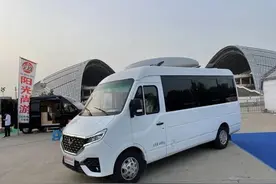 “神车”五菱宏光变房车 阳光尚游大白鲨后置厨卫版图片