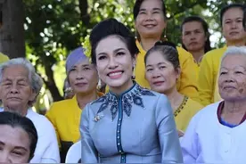 诗妮娜走到哪跪到哪不怕膝盖疼？绝美跪姿成教科书，苏提达学不来图片