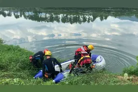 俩女子入河抓螺蛳，结果脚陷入泥土，动弹不得……图片