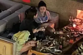 陈妍希杨丞琳聚会被偶遇，俩人坐一起看手机热聊，眉开眼笑心情好图片