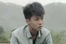 粉丝在大排档偶遇许华升，看到桌上的香烟后，才明白为什么红图片