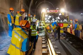 攻坚冲刺！大临铁路开始铺轨图片