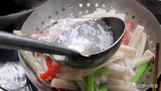 炝拌莲菜有技巧，按照这个方法，莲藕洁白又入味，清脆不发黑