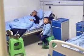 “最懒爷爷”走红，陪孙子打点滴却“霸占”床位，宝妈脸都黑了图片