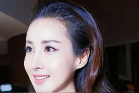 美女演员王若心晒出美照，裙装看起来好让人着迷图片