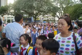网友：新商机来了，上海接孩子钟点工紧俏，接一次40元，可别逗了图片