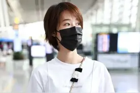 蓝盈莹太懂“穿搭精髓”，白T恤配不规则半身裙，秀长腿真惹眼图片