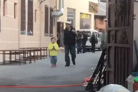 趁人不注意，爷爷带娃偷吃冰激凌被逮个正着，同时躲闪简直怂极了图片