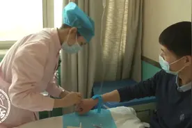 男子经常熬夜、吃夜宵，突然开始便血，肠道里发现10多颗息肉图片