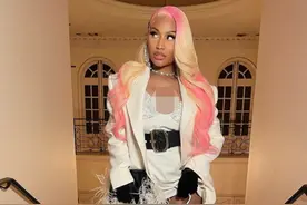 天后麻辣鸡产后首晒照，魔鬼身材深v秀事业线，老公眼神似痴汉图片