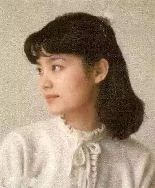 10岁父亲自杀32岁离婚,66岁的"恶婆婆"潘虹如今皈依佛门,无