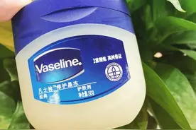 凡士林到底怎么用？不能当唇膏不能当眼睫毛增长膏，更不能上脸图片