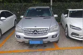 【法治热点早知道】女车主将豪车停放在酒店4年没动，停车费近5万元！酒店报警求助，原因太离奇！图片