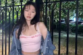 甄子丹大女儿晒性感美照，穿紧身吊带秀丰满身材，17岁身高超爸爸图片