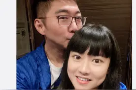 陈数老公半夜搂抱女子，亲吻头部引热议，本人火速回应：是亲表妹图片