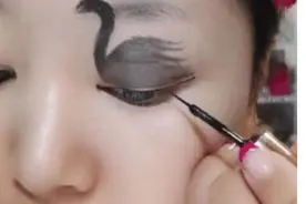 女孩在眼皮上画了一只天鹅，闭上眼睛效果就出来了图片