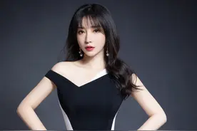 柳岩着黑色紧身裙性感撩人，尽显妩媚风情图片