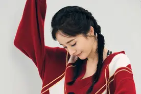 Mo&Co太会挑代言人了！杨幂穿上米奇系列的方菱格，经典又时髦图片