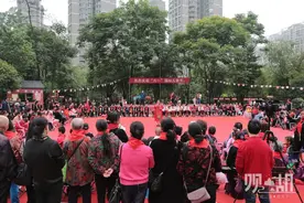 老少同乐 欢庆“六·一” 明珠老人陪伴小朋友共谱“快乐儿童节”乐章图片
