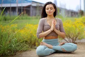 化繁为简！3个瑜伽基础动作，解锁双莲花盘坐图片