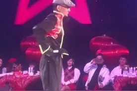 51岁阿宝再登星光大道，提裤子唱歌好不雅观，网友：不尊重舞台图片