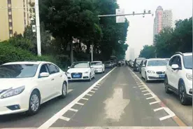 开车遇到“锯齿车道”怎么办？交警：搞清楚再走，不然分不够扣图片