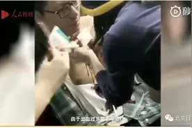 热心大学生帮忙拿行李引发旧伤破裂，3名医学生合力救助图片