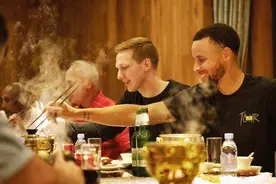 NBA吃货碰到中国美食：库里爱吃四川火锅，字母弟一顿9桶泡面图片