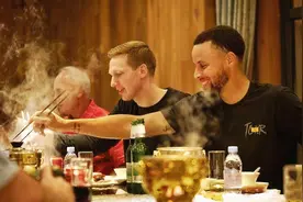 NBA吃货碰到中国美食：库里爱吃四川火锅，字母弟一顿9桶泡面图片