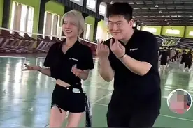 赵本山儿子疑新恋情，与美女穿情侣装，跳舞默契十足图片