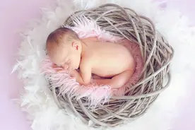 夏季该不该给婴幼儿穿袜子？老人、年轻人各站一边图片
