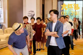 《大红包》曝“哈哈哈名场面”正片片段 王小利戴假发内涵包贝尔图片