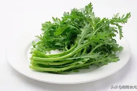 买茼蒿时，要分清大叶和小叶，口感区别大，看完长知识了图片